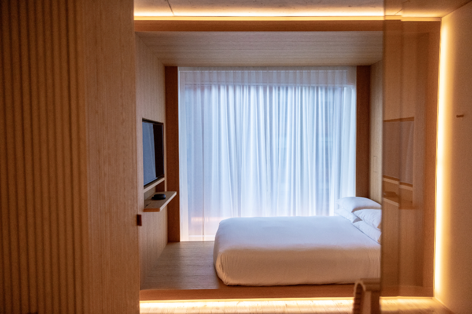 Interior de dormitorio en madera cálida, referencia visual