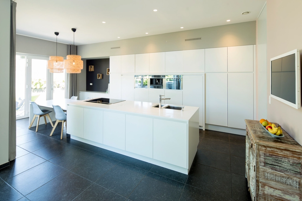 Cocina de diseño moderna con isla, referencia visual