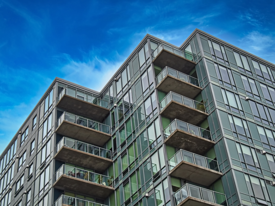 Torre residencial de balcones acristalados, referencia visual