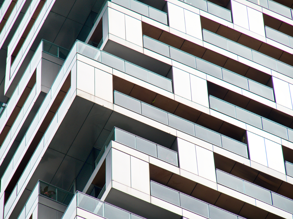 Detalle geométrico de fachada de balcones — render hiperrealista de arquitectura, Alhambra Media